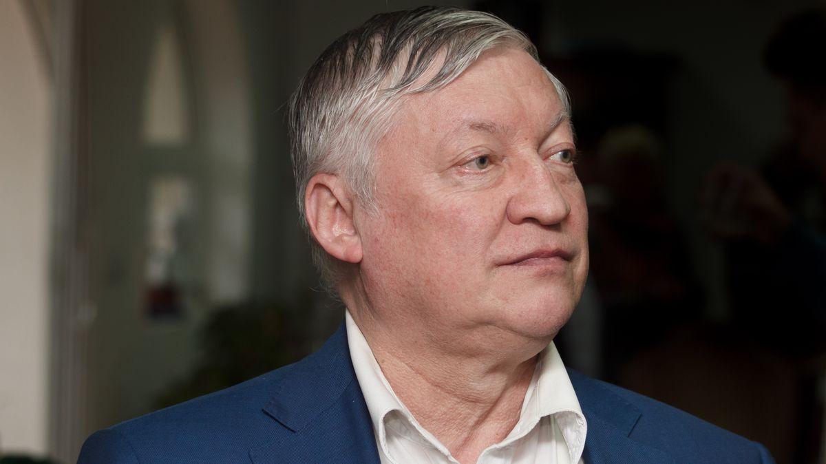 Bývalého šachového velmistra z Putinovy strany pustili z nemocnice